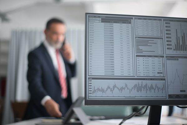 "Investitorii ar trebui să îşi reducă deţinerile de acţiuni"