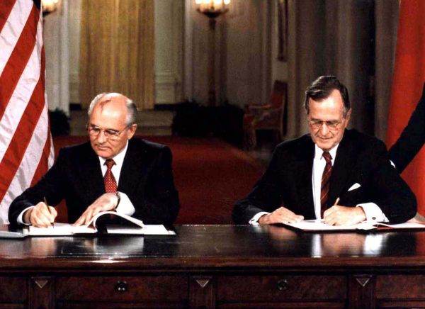 La Summitul din Malta a avut loc întâlnirea dintre preşedintele SUA, George H. W. Bush şi Secretarul General al PC al URSS, Mihail Gorbaciov (Soursa: https://georgehwbush.com/presidency#ctop, George Bush Presidential Library and Museum)