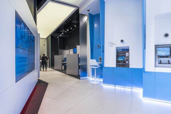 BCR implementează retragerea numerarului în euro de la bancomate 