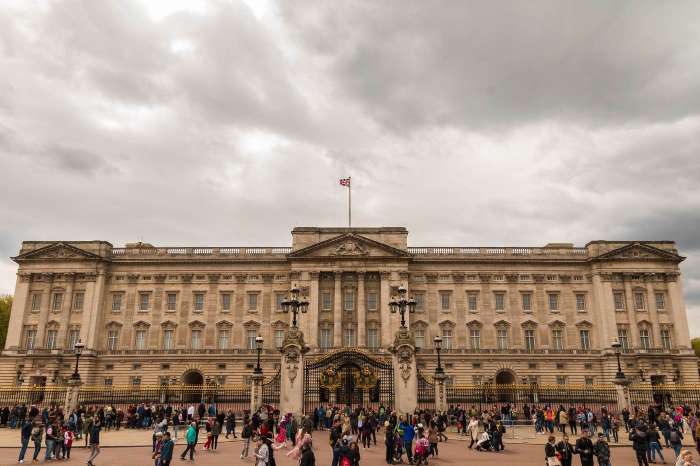 Sute de oameni s-au strâns în faţa Palatului Buckingham şi la Balmoral