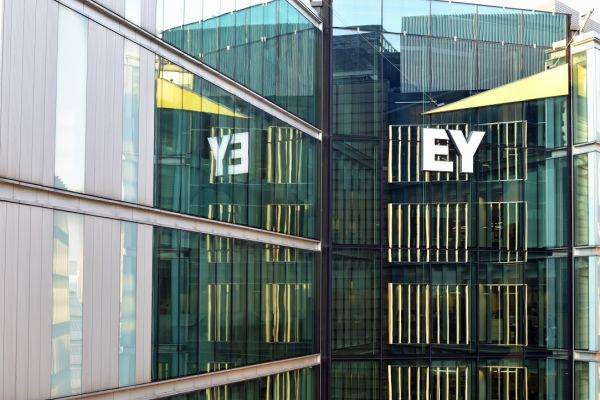 Ernst & Young îşi va separa diviziile de audit şi de consultanţă în două companii