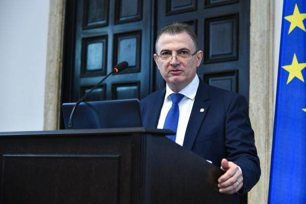 "Şcoala românească este în avarie"