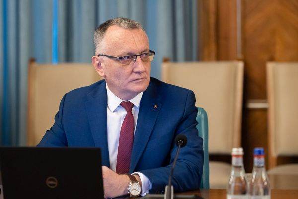 "De burse sociale beneficiază absolut toţi elevii aflaţi în dificultate din perspectiva socio-economică"