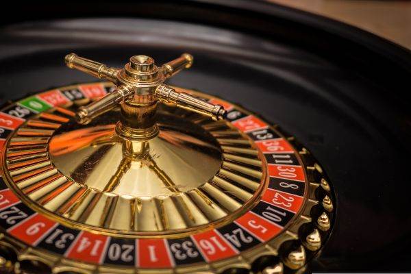 Jocurile de noroc, taxate mai drastic atât la jucători, cât şi la operatorii care le organizează