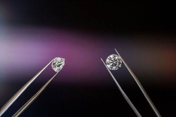 Industria diamantelor este perturbată de vânzările secrete ale Rusiei