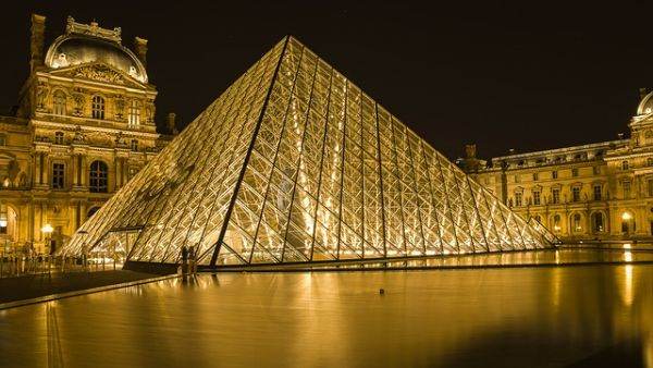 Versailles şi Luvru sting luminile mai devreme