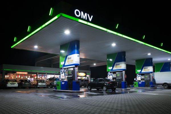 OMV Petrom a instalat panouri fotovoltaice în 110 staţii de alimentare 
