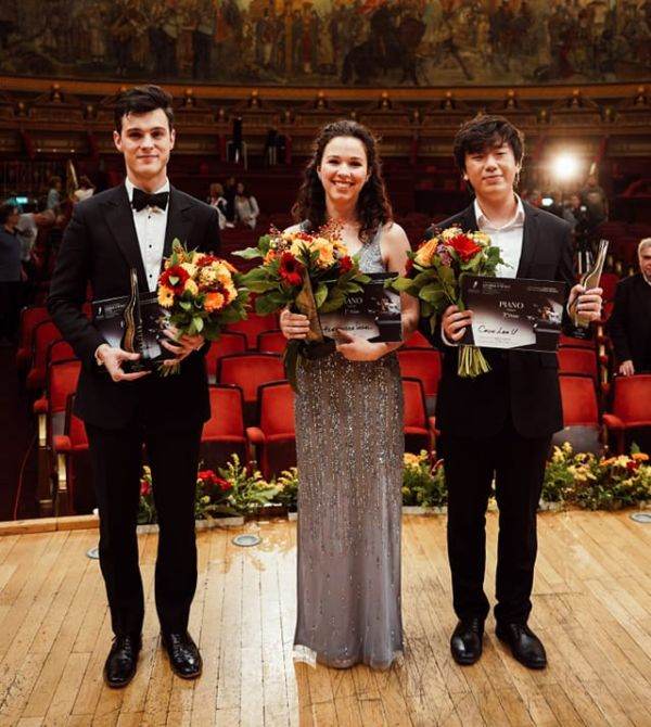 Premiul I (secþiunea pian) - pianista Alexandra Segal (Israel)Premiile II şi III au fost acordate pianiştilor George Todică (România) şi Chun Lam U (Hong Kong, China). Sursă foto: Facebook / George Enescu Festival