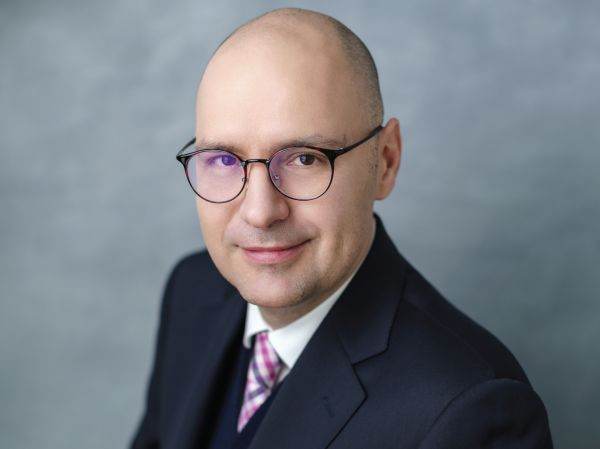 Nouă din zece maşini vândute în 2035 vor fi electrice, iar piaţa de staţii de încărcare va exploda la 75,5 miliarde euro 