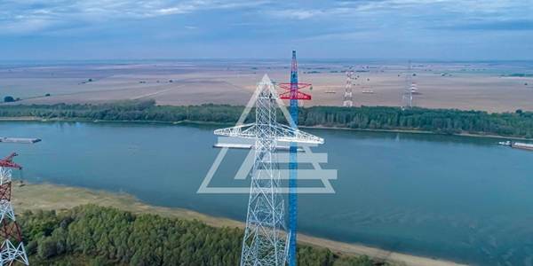 Cei mai înalţi stâlpi din Reţeaua Electrică de Transport, ridicaţi pe Linia Electrică Aeriană 400 kV Cernavodă-Stâlpu