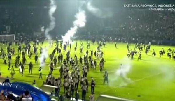 Tragedia din Indonezia - bilanţ oficial, 125 de oameni au murit pe un stadion de fotbal