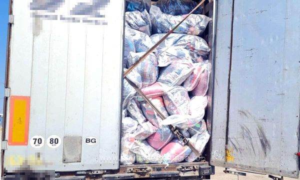 Peste 67 tone de deşeuri din îmbrăcăminte, textile şi aluminiu, oprite de poliţiştii de frontieră