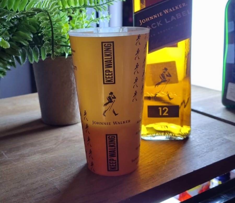 Johnnie Walker introduce pahare reutilizabile din plastic, pentru a acoperi 28 de evenimente muzicale din România