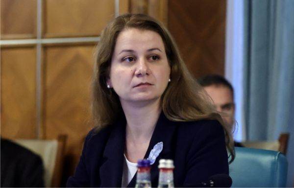 Liga Studenţilor Iaşi (LS IAŞI) îi solicită ministrului Educaţiei,Ligia Deca, să iî elimine din minister, în limita posibilităţilor legale,pe colaboratorii apropiaţi ai lui Cîmpeanu şi să faciliteze accesulorganizaţiei la întâlnirile care au loc cu asociaţiile studenţeşti.