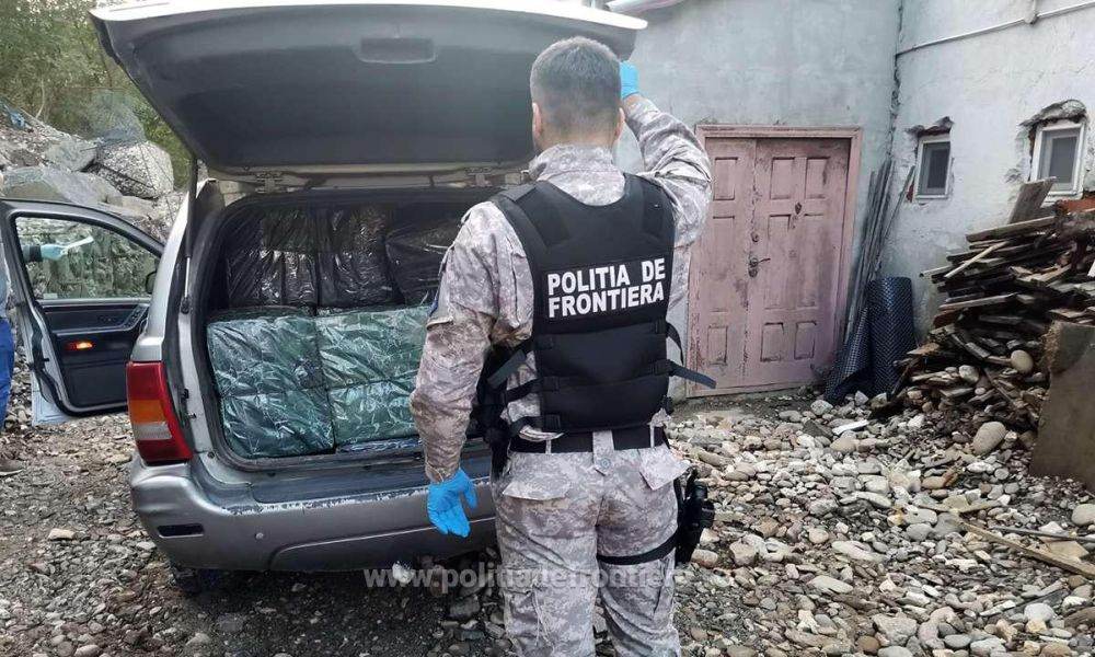 Un bărbat a fost prins în timp ce transporta ţigări de contrabandă