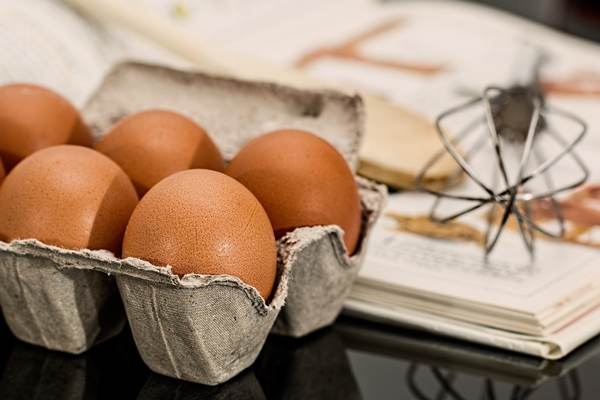 Producătorii francezi de alimente reduc producţia şi schimbă reţetele din cauza dublării preţurilor ouălor