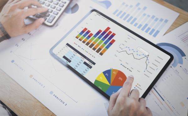 2022 a adus creşteri salariale angajaţilor din Medicină, HoReCa, Turism, Construcţii şi Instalaţii