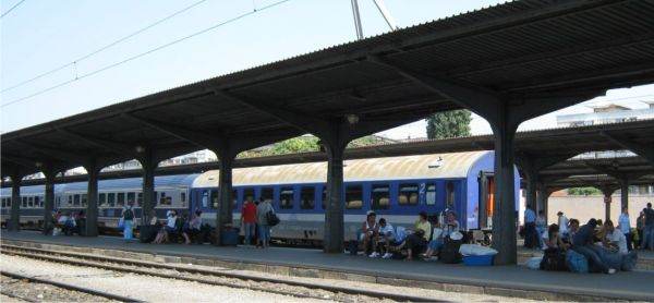 ARF cumpără 16 locomotive noi pentru trenurile de călători