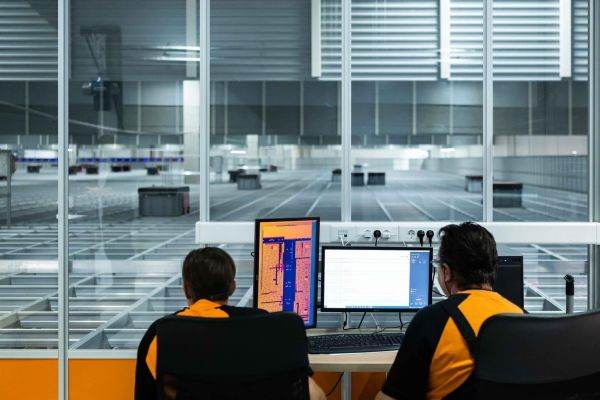 Roboţii vor mişca piesele de schimb în noul depozit Autonet din Ungaria