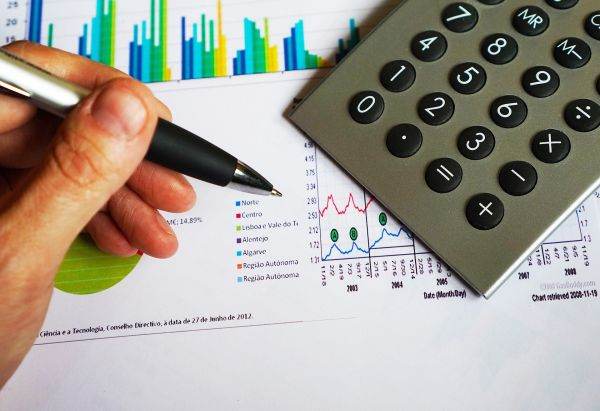 UE a înregistrat în august un deficit al balanţei comerciale de 64,7 miliarde de euro