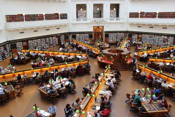 Mii de locuri de muncă diponibile pentru absolvenţi de liceu şi facultate