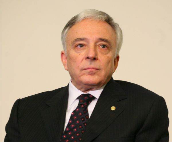 Mugur Isărescu, guvernatorul BNR a spus: "La BNR, facem educaţie financiară de peste 30 de ani, aşa cum ne obligă legea, mai bine zis am început să facem educaţia financiară odată cu înfiinţarea în anul 1991 a Institutului Bancar Român".