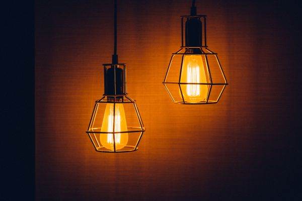 Preţul energiei la bursă a ajuns aproape de preţul plafonat de Guvern