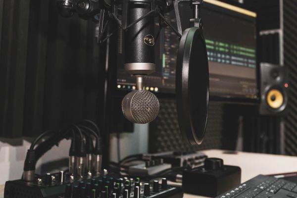 Cerere de insolvenţă pentru Radio Smart, compania lui Marius Tucă şi a lui Adrian Sârbu