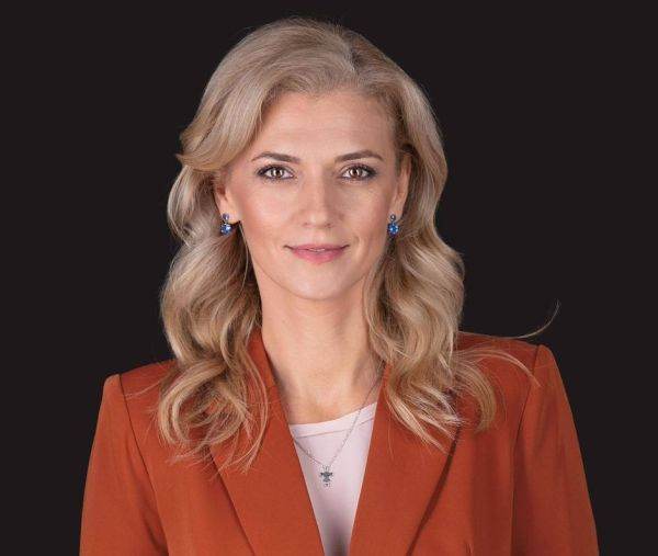 "Aşteptăm să vedem care este soluţia şi ulterior vom decide ce facem cu comisia. Există în teorie această variantă că ar putea fi o trimitere de la Curte şi s-a decis că e mai simplu să prelungim activitatea comisiei. (...) În opinia mea, nu există niciun motiv de neconstituţionalitate pe cele trei legi ale Justiţiei", a spus Alina Gorghiu.Sursă foto: Facebook / Alina Gorghiu