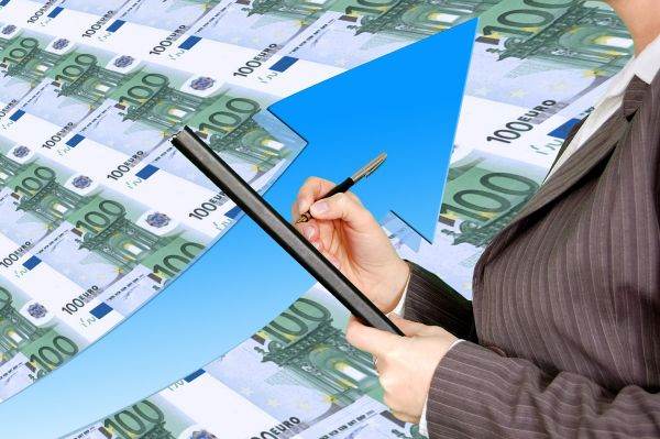 Cehia va taxa cu 60% profiturile excesive ale companiilor din energie şi ale marilor bănci