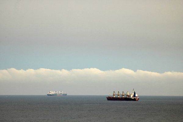 Sute de migranţi rămân blocaţi pe mare, pe fondul tensiunilor dintre Franţa şi Italia