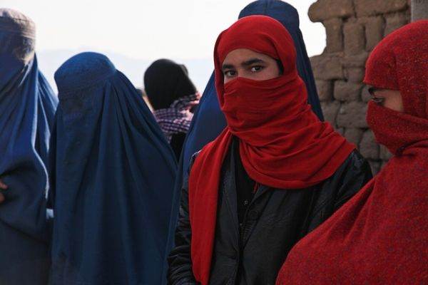 Talibanii au interzis femeilor afgane accesul în parcuri şi grădini la Kabul