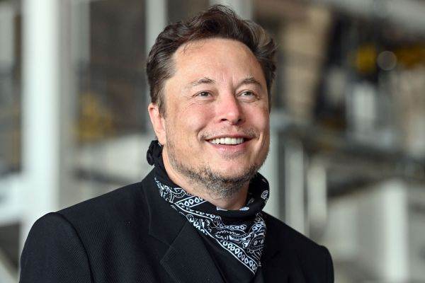 Elon Musk le transmite angajaţilor Twitter că munca de la distanţă se va încheia şi că urmează "vremuri dificile"