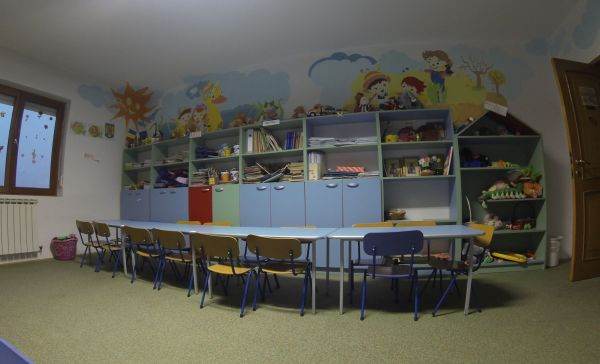 Copii care nu sunt primiţi de educatoare dacă părinţii n-au plătit apa