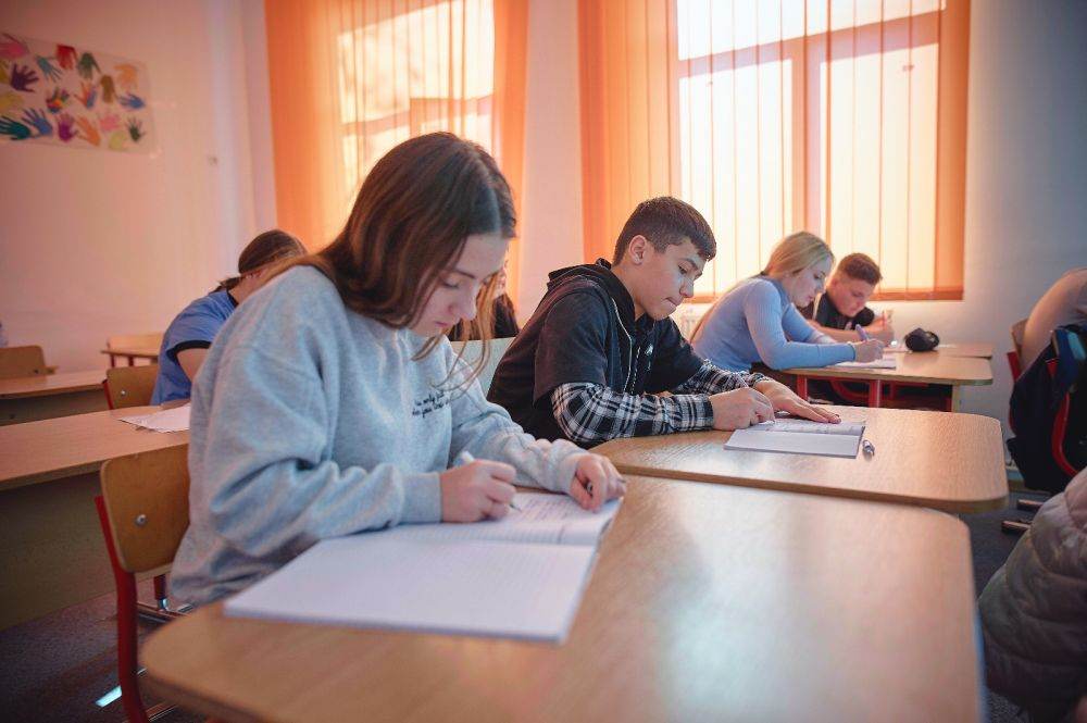 Decalajul dintre elevii din mediile dezavantajate şi colegii lor echivalează cu 3 ani de studiu