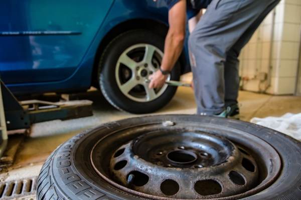 Mai mult de jumătate dintre români schimbă anvelopele maşinii personale o dată la doi sau trei ani