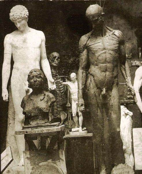 Ecorşeul Brâncuşi - Gerota - Fotografie originală deţinută de Brâncuşi, înfţişând Ecorşeul în lucru alături de statuia lui Antinous (Sursă foto: https://www.viata-medicala.ro/cultura/ecorseul-lui-brancusi-28683)