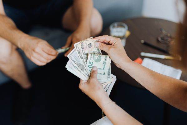 Dolarul american a coborât la minimul ultimelor trei luni