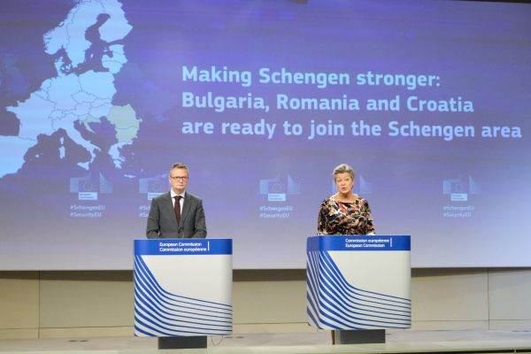 Eric Mamer, şeful purtătorilor de cuvânt ai Comisiei Europene şi Ylva Johannsen - comisar european pentru Afaceri Interne