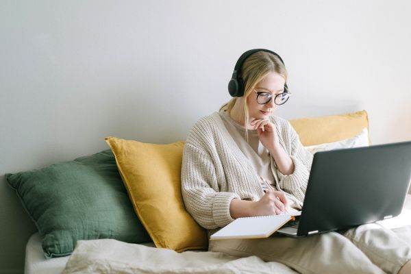 Cursurile online revin în mediul universitar