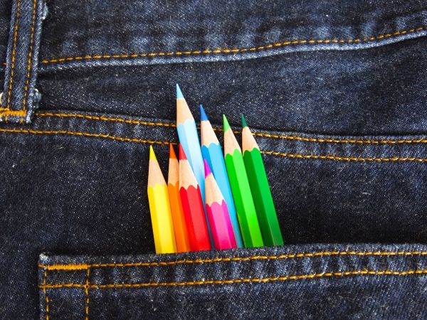 Ajutor pentru rechizite şi îmbrăcăminte, acordat către 405.000 de preşcolari şi elevi