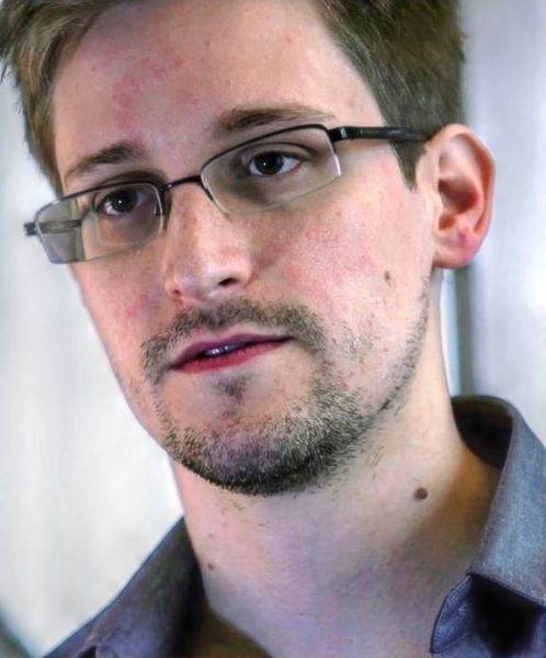 Edward Snowden a primit un paşaport rusesc după ce a depus jurământul de credinţă