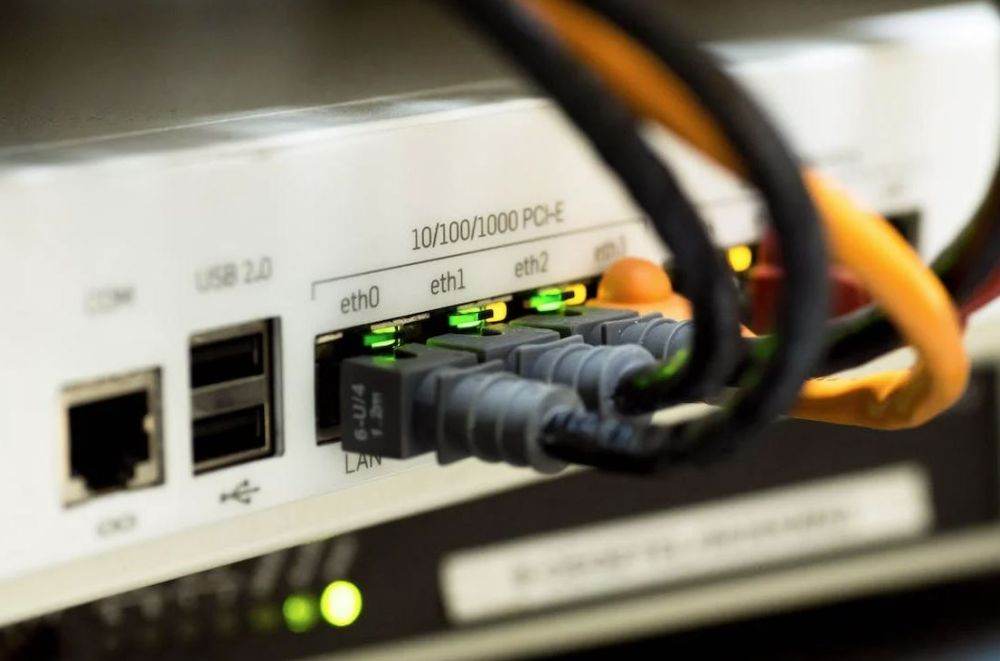 Statul român doreşte să reglementeze accesul la internet fix, stabilind standard minim de calitate