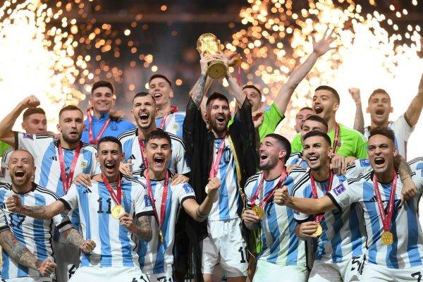 Leo Messi a primit trofeul Balonul de aur, fiind desemnat jucătorul turneului final al Cupei Mondiale. Trofeul Gheata de Aur pentru titlul de golgheter l-a primit francezul Kylian Mbappe.