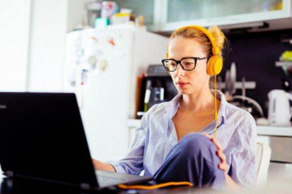 Unul din doi români intenţionează să cumpere mai mult online de sărbători