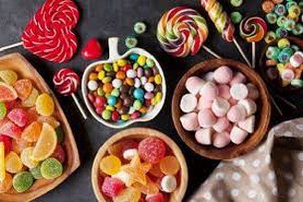 InfoCons informează că dulciurile de sub brad pot avea până la 18 aditivi alimentari şi 75,4 grame de zahăr