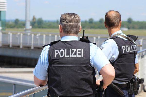Peste 40 de ofiţeri de poliţie, răniţi în atacuri în noaptea de Anul Nou în Berlin