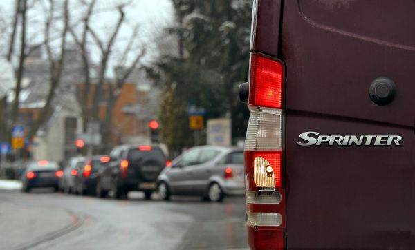 Trafic intens pe DN1 Valea Prahovei, în staţiunile Comarnic, Buşteni şi Predeal