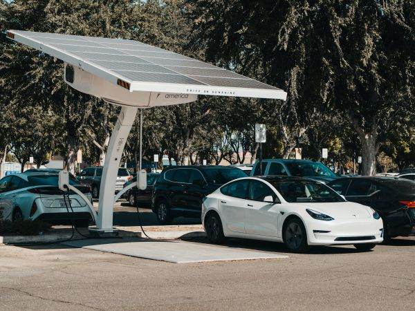 Numărul maşinilor electrice achiziţionate în ţara noastră a crescut