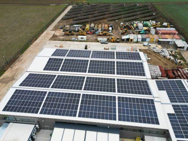 E.ON a predat la cheie o centrală fotovoltaică de 1,1 MW companiei Transparent Design